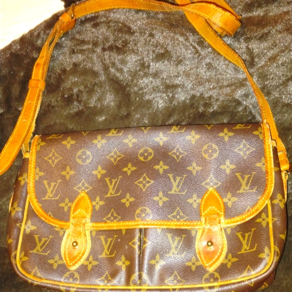 Louis Vuitton crossbody bag